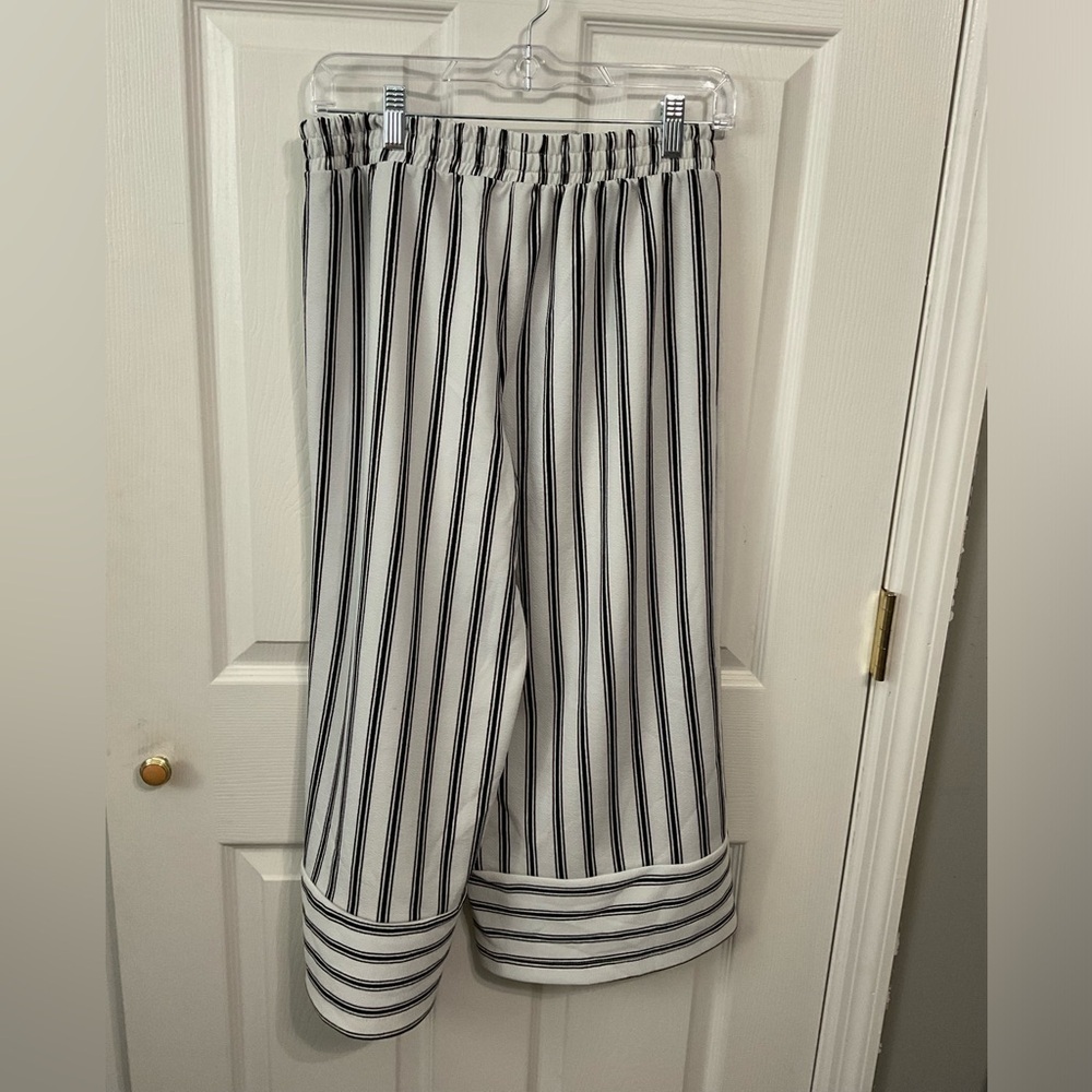 Hot Kiss capris. Wide legs. White with black pinstripes. Size L.